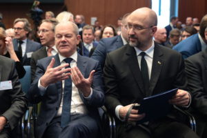 Scholz: “Ricostruiamo l’Ucraina e portiamola in Ue”. Per 750 miliardi