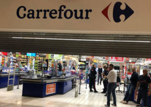 Carrefour: tolti coltelli da scaffali dopo drammatico episodio
