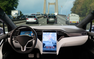 Tesla, l’autopilot non funziona: inchiesta per incidenti (anche mortali)