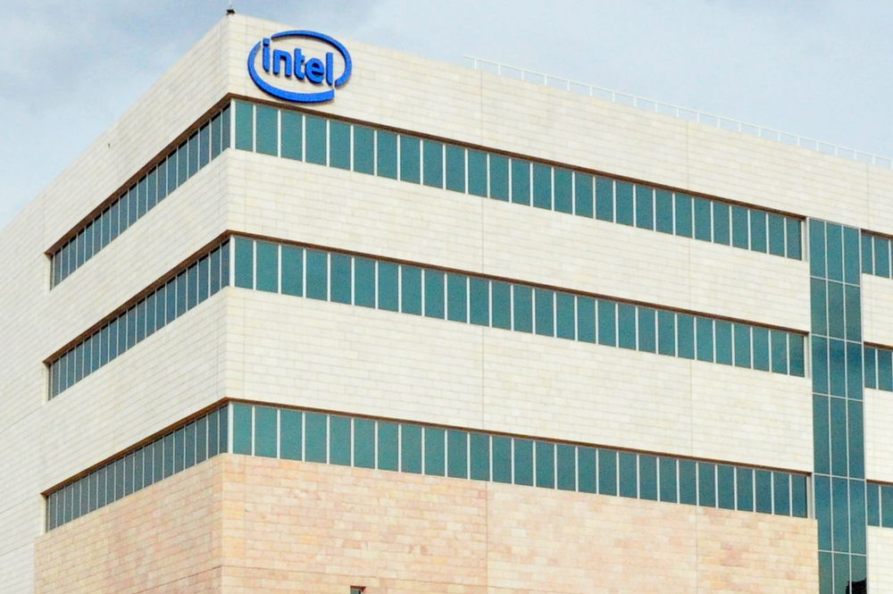 Intel, utili e ricavi sopra le attese ma il fatturato scende dell’8% nel terzo trimestre