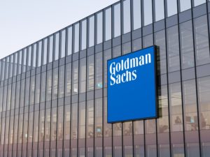 Goldman Sachs sbaraglia le attese in borsa. Ma utile cala del 43%