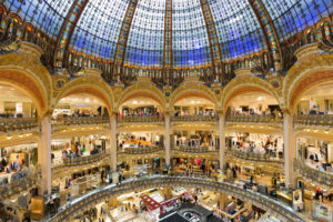 Francia, consumi delle famiglie su dell’1,2%. Ma -3% rispetto al 2021
