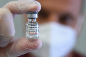 Pfizer e Biontech sperimentano vaccino anti covid+influenza