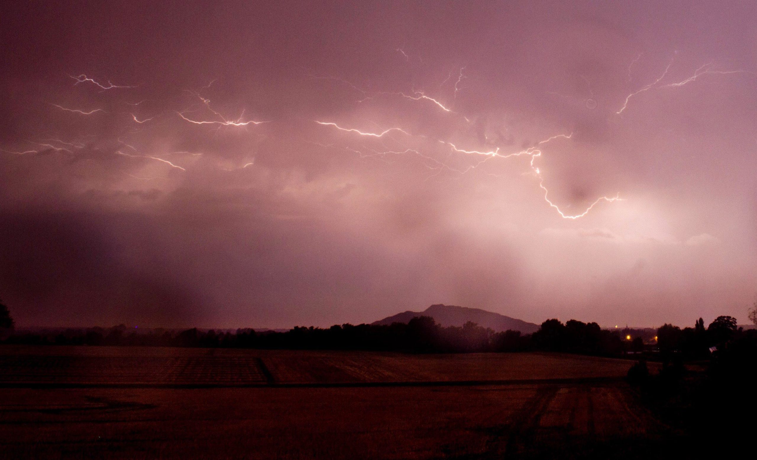 epa04879619 Sheet lightning is seen over countryside near Sehnde, close to Hanover, Germany, early 11 August 2015. Thunderstorms accompanied by heavy rain, strong wind gusts and countless lightning strikes passed over Germany during the night. EPA/Julian Stratenschulte