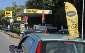 Pieno di benzina a un euro in meno, di gasolio a 13 in più