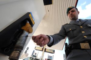 La benzina a basso costo arrivava illegalmente: sequestro da 25 milioni