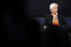 Bce, Lagarde: “Prevediamo ulteriori aumenti dei tassi”