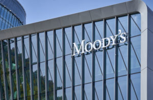 Banche, Moody’s migliora l’outlook di 18 istituti finanziari italiani