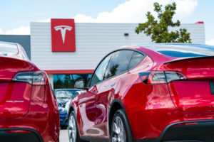 Tesla richiama oltre 300mila auto per problemi ai fanali