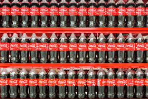 Coca-Cola sponsor del Cop27. Ma aumenta l’utilizzo di plastica vergine