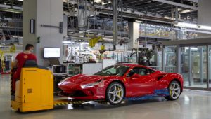 Wall Street, Ferrari è il miglior titolo auto dell’anno: “solo” -18%