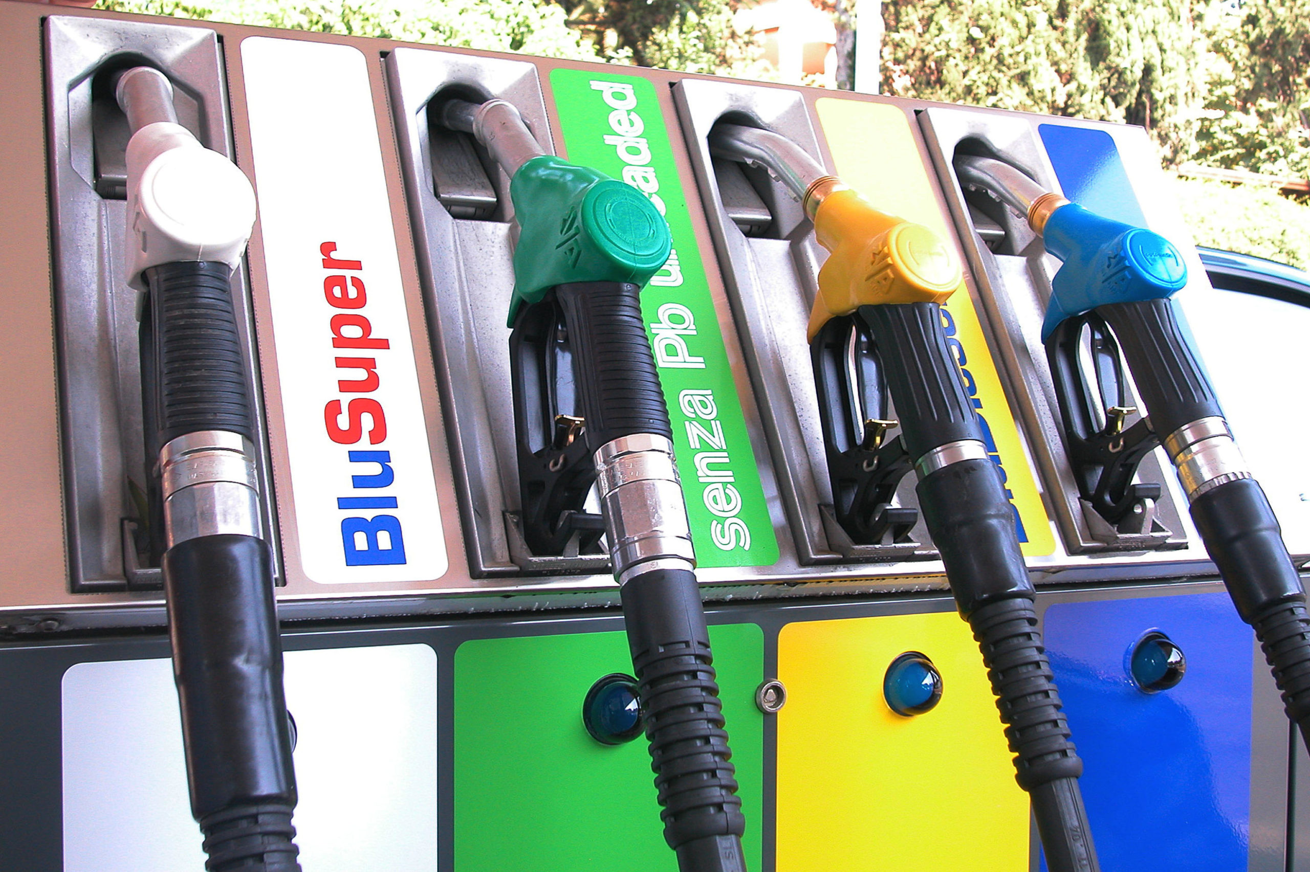La benzina torna a sfiorare i due euro al litro al servito