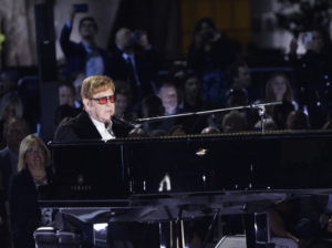 Elton John lascia Twitter: “disinformazione senza controllo”
