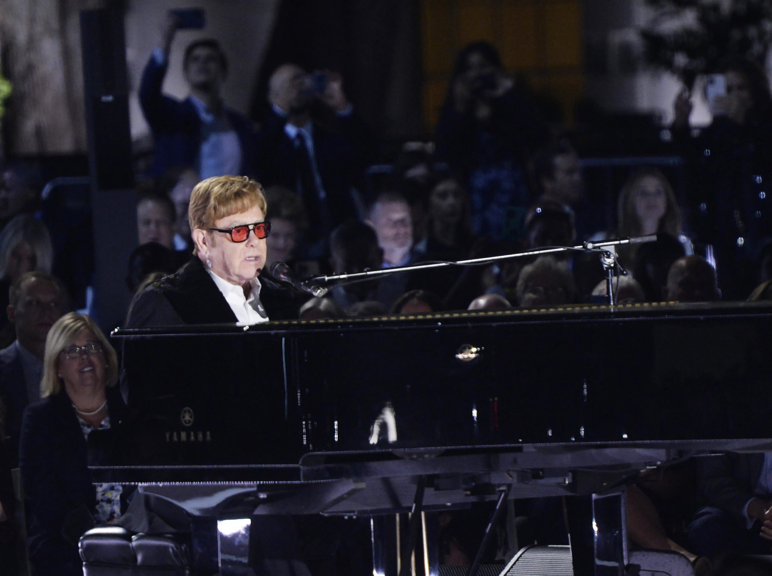 Elton John lascia Twitter: “disinformazione senza controllo”