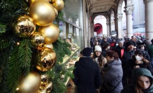 Si stringe la cinghia a Natale: 250 euro di budget