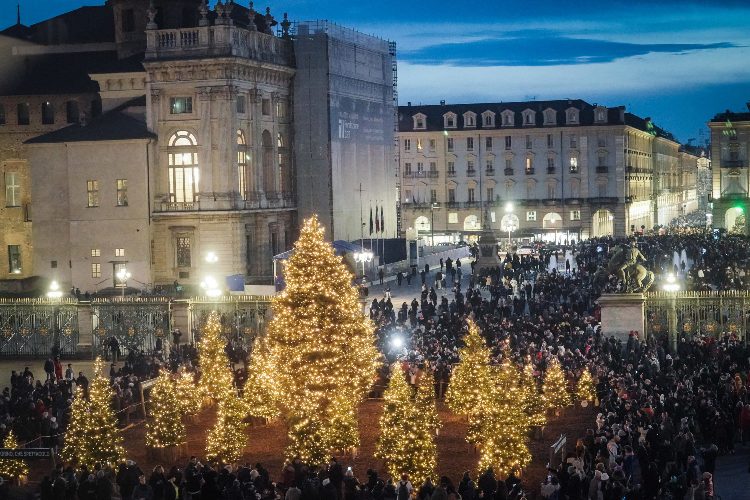 Iniziative natalizie nel centro di Torino, 8 dicembre 2022. ANSA/TINO ROMANO