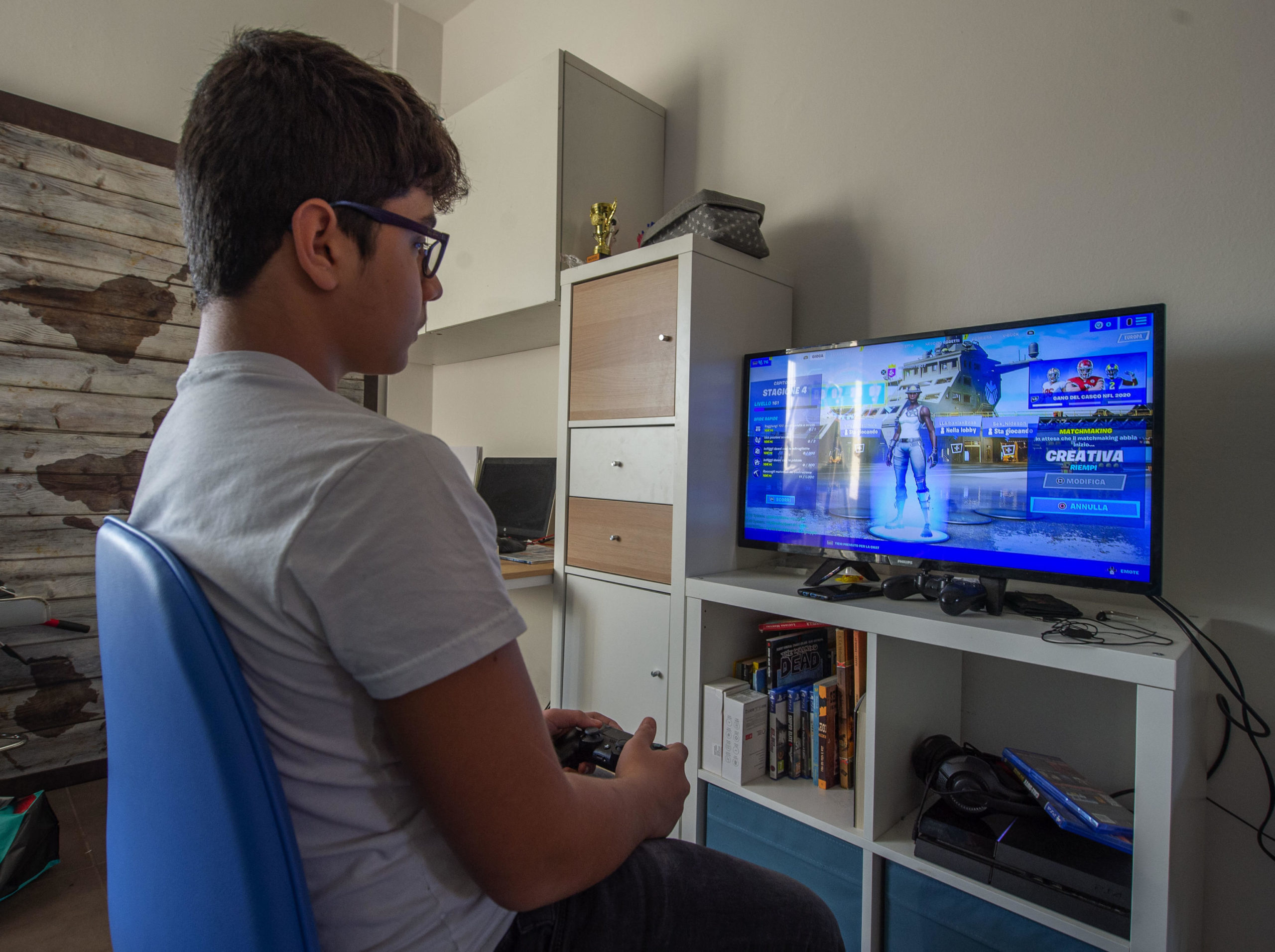 Adolescente gioca con il videogioco Fortnite nella camera di casa sua, Milano,  26 Novembre 2020.  ANSA/Andrea Fasani