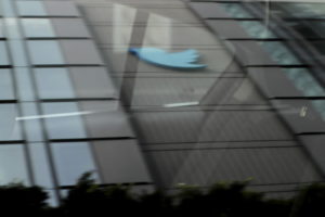 Twitter, altre dozzine di licenziamenti. Personale ridotto del 70%