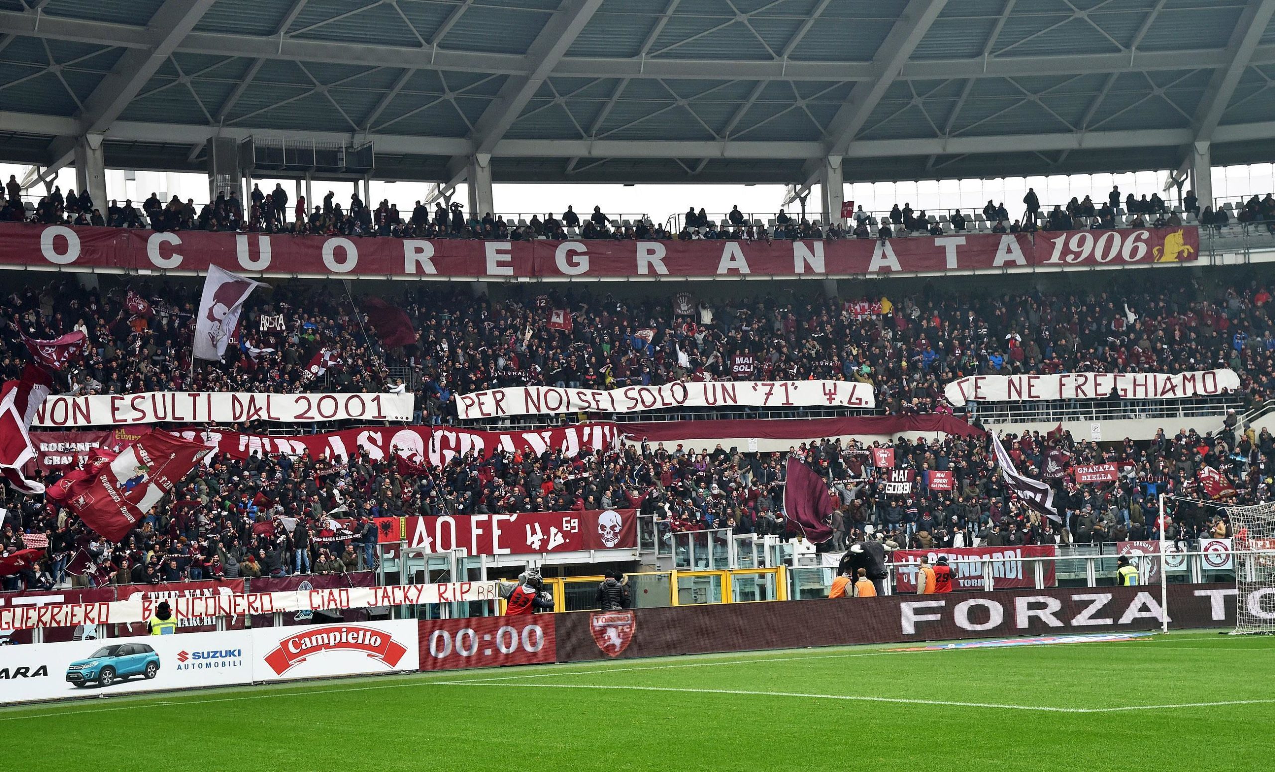 I tifosi del Torino mostrano degli striscioni in riferimento alla polemica con l'attaccante Fabio Quagliarella durante la partita del campionato di Serie A contro l'Empoli allo Stadio Olimpico di Torino, 10 gennaio 2016. ANSA / ANDREA DI MARCO