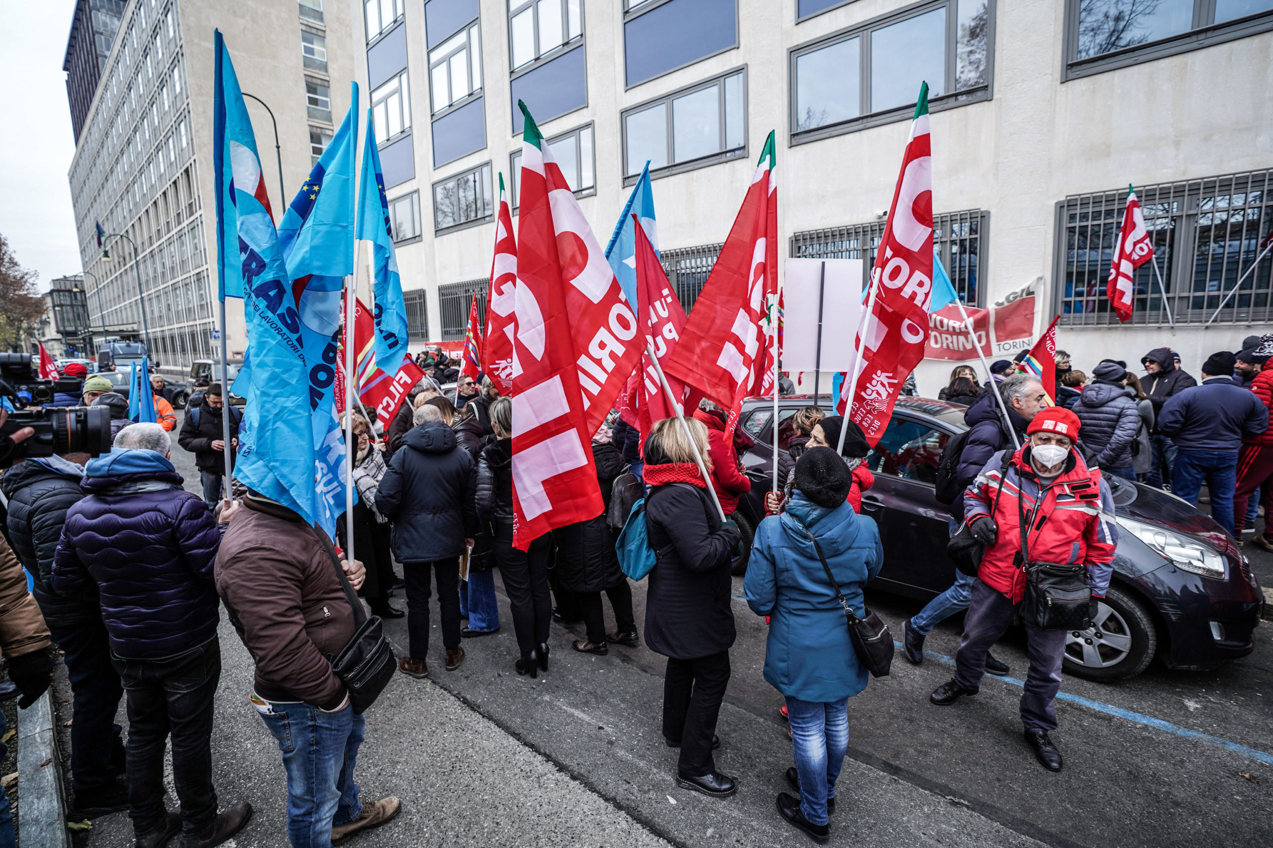 Il presidio dei sindacati Cgil e Uil sotto l'Agenzia delle Entrate di Torino, in corso Bolzano, in occasione dello sciopero generale contro la manovra di bilancio, il 15 dicembre 2022 ANSA/JESSICA PASQUALON