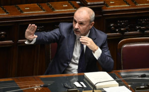 Covid, Schillaci convoca unità di crisi. E proroga le mascherine