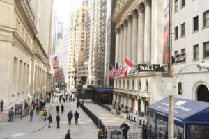 Wall Street chiude in rialzo, grazie a fiducia consumatori e dichiarazioni Fed