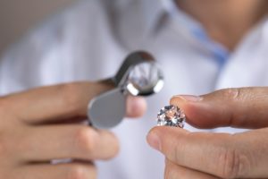 Un diamante è per sempre? I mercati dubitano, De Beers in calo