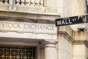 Wall Street vola e chiude in verde