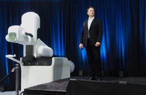 Musk punta su Optimus, il robot che costruisce altri robot