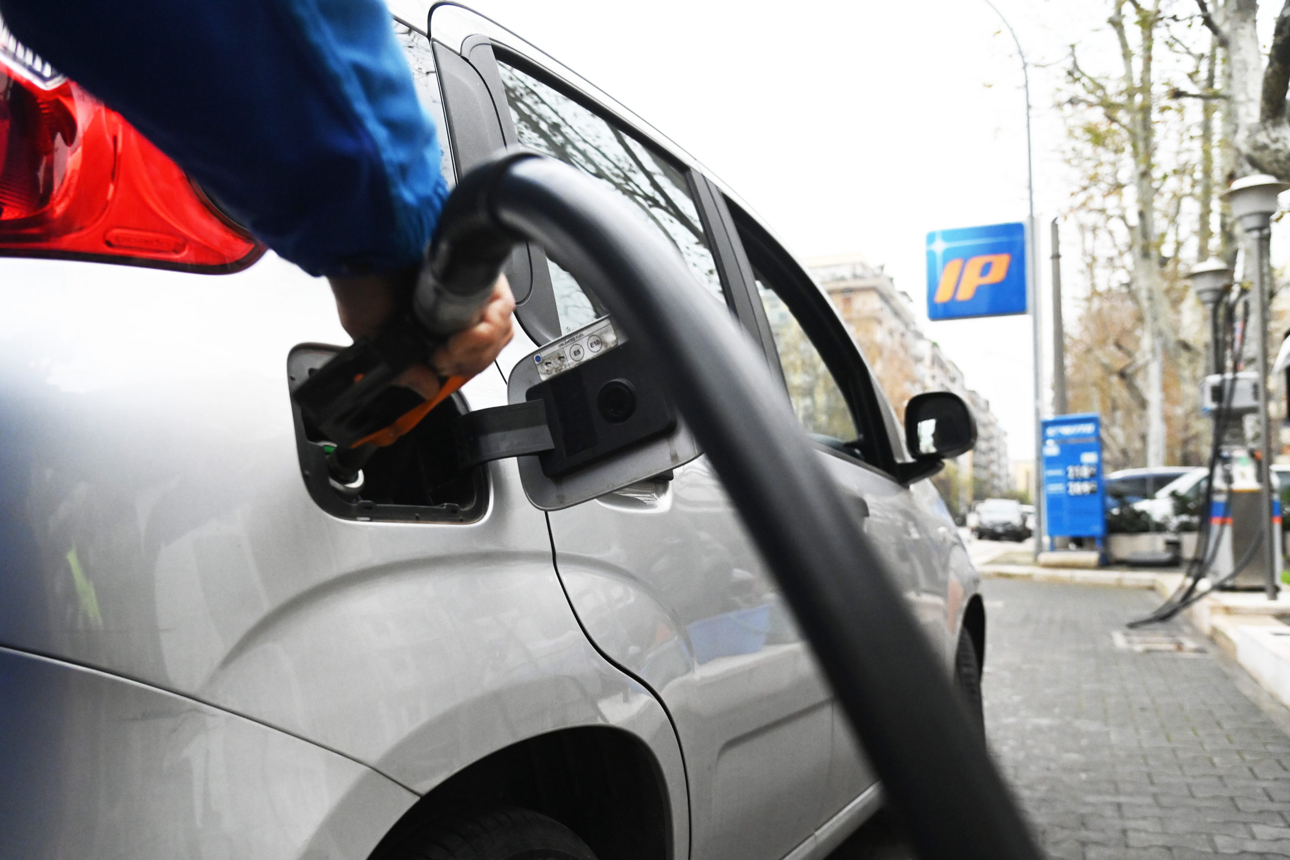Carburanti, i prezzi tornano a scendere. La benzina al self è a 1,856 euro al litro