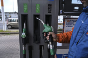 Il petrolio scende ma la benzina sale, Pichetto-Fratin: “sopra i due euro è speculazione”