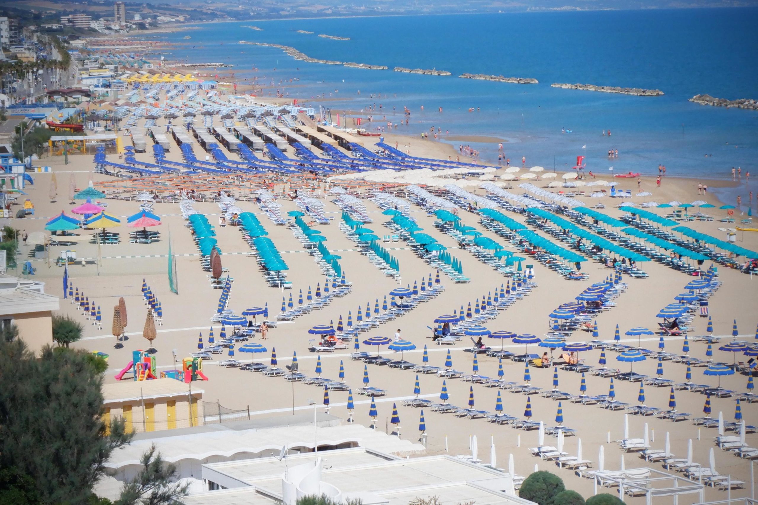 Termoli (Campobasso) mare Adriatico, ombrelloni e stabilimenti balneari sulla riviera adriatica e la spiaggia
GIUSEPPE GIGLIA/ANSA