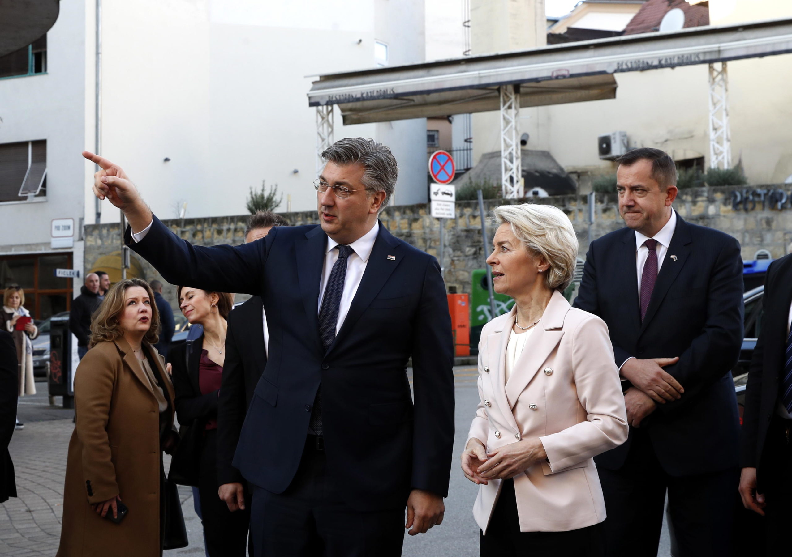 epa10385393 Croatian Prime Minister Andrej Plenkovic (L) talks with President of the European Commission Ursula von der Leyen (R) during their in Zagreb, Croatia, 01 January 2023. President of the European Commission is visiting Croatia on New Year's day that marked the country's entry the Eurozone and Schengen area.  EPA/ANTONIO BAT