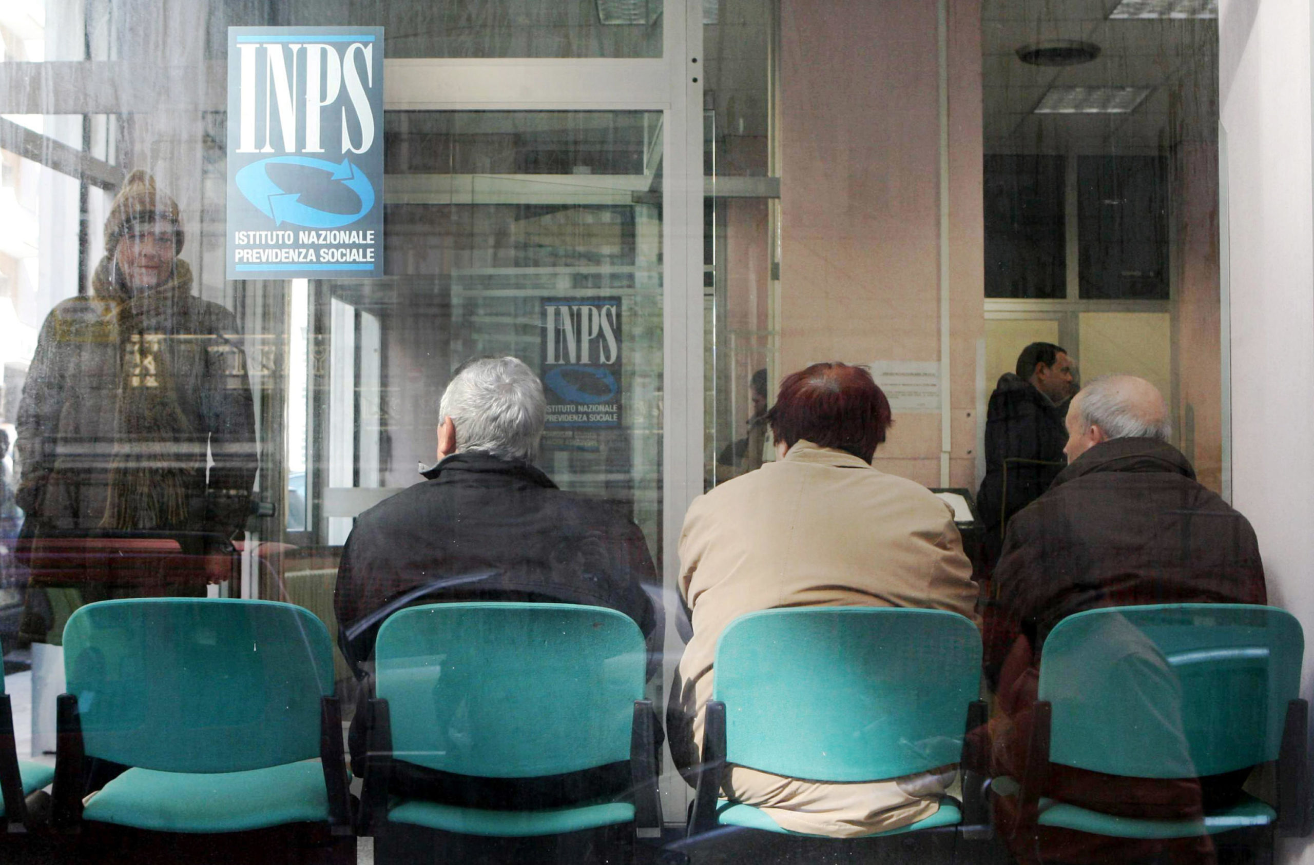 Pensionati in attesa presso un ufficio INPS di Napoli in una immagine di archivio. ANSA/CIRO FUSCO