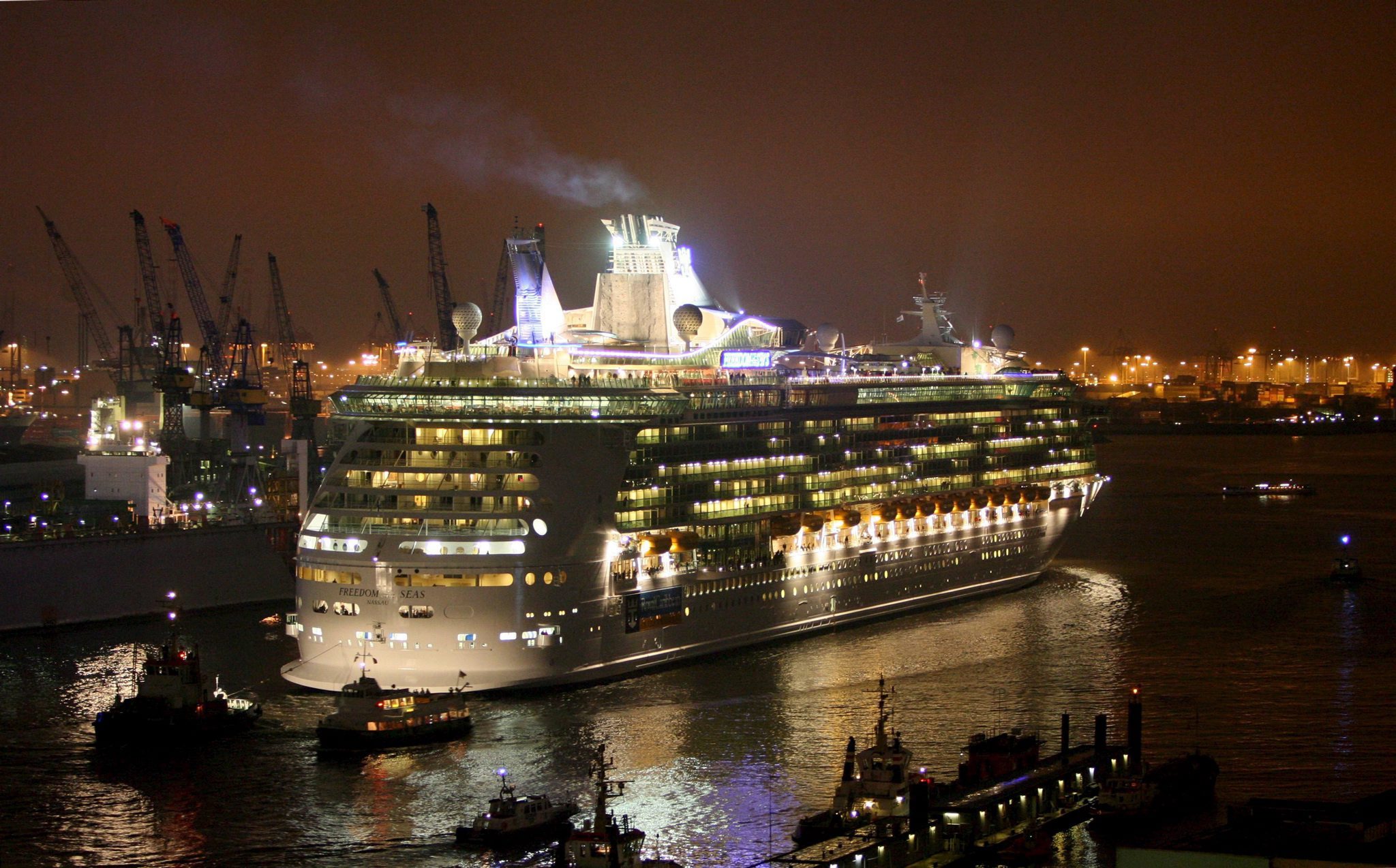 20060417 - ROMA - CRO : GERMANIA: SALPA DA AMBURGO PIU' GRANDE TRANSATLANTICO. 'FREEDOM OF THE SEAS' HA TOLTO IL PRIMATO ALLA 'QUEEN MARY 2'. La 'Freedom of the Seas', la piu' grande nave passeggeri del mondo, in un'immagine d'archivio del 22 aprile 2006 nel porto di Amburgo. La 'Freedom of the Seas ha lasciato oggi Amburgo,nella Germania settentrionale, dopo le ultime rifiniture ed una lussuosa festa inaugurale a bordo. Prima destinazione Oslo, poi Southampton e infine Miami, da dove il 4 giugno partira' la prima vera crociera. La nave e' lunga 339 metri e pesca 8,5 metri, stazza lorda 158 mila tonnellate. E' piu' larga di 56 metri e pesa di piu' anche se e' leggermente piu' corta della 'Queen Mary 2', finora detentrice del primato. KAY NIETFELD-ARCHIVIO / ANSA / PAL