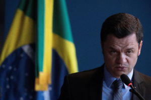 Brasile, ex ministro torna per l’arresto. Bolsonaro dimesso