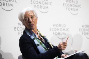 Davos, Lagarde: “2023 non brillante, ma meglio di stime”