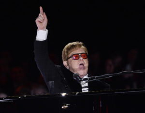 Elton John incassa 721 milioni di euro con il tour di addio