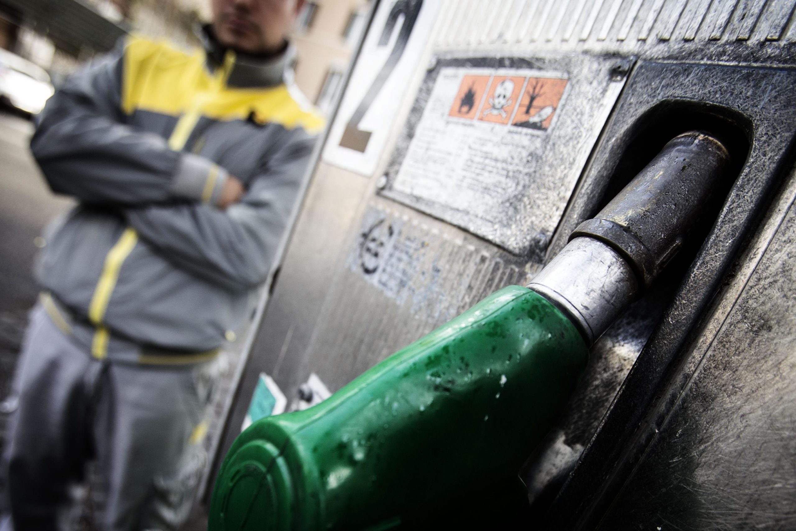 Benzina, ripartono i rincari: al servito un litro supera 2,5 euro