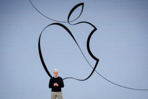 Apple, il ceo Cook vende azioni e non è il solo