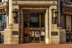 Wells Fargo: ricavi in calo del 6% e utile dimezzato