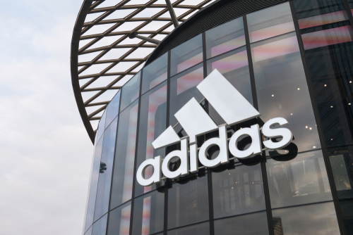 Adidas, indagini sull’accusa di corruzione in Cina. E le azioni crollano