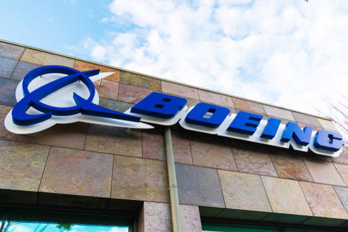 Boeing: “la carenza di materie prime causa ritardi nelle consegne”