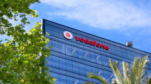 Vodafone, verso un taglio di 11 mila posti in tre anni. Nel 2023 performance in rallentamento