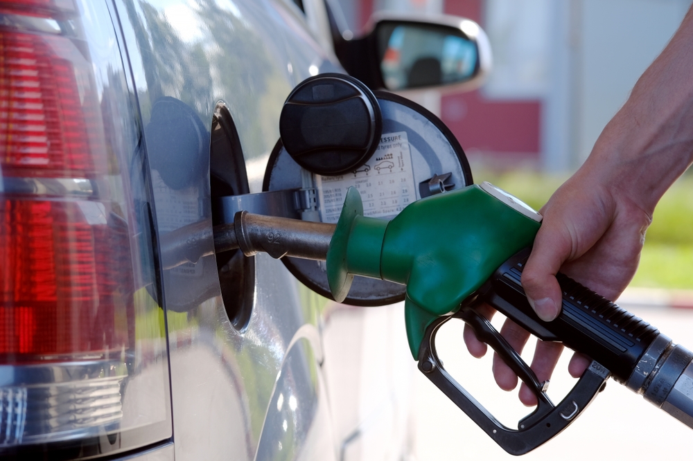 Carburanti: prezzi benzina in calo, self a 1,905 euro al litro
