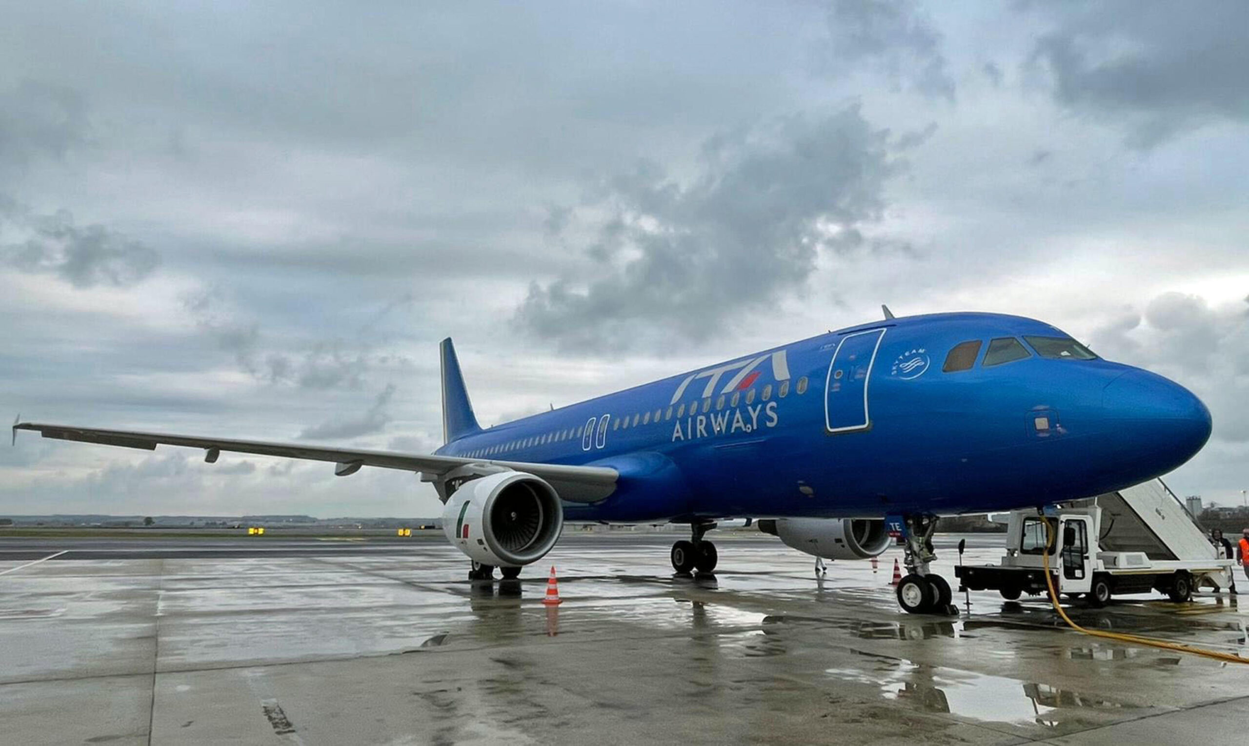 Il primo aereo della compagnia ITA Airways con livrea azzurra sulla tratta Roma-Milano  decolla dall'aeroporto di Roma Leonardo Da Vinci a Fiumicino, 24 dicembra 2021. ANSA/TELENEWS