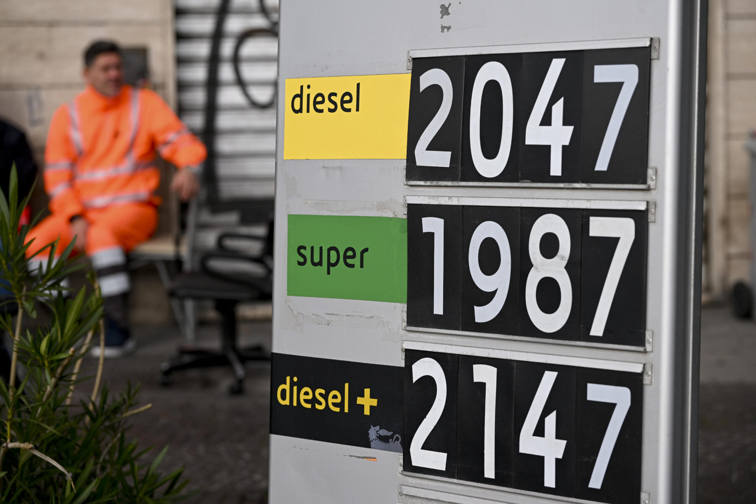 Carburanti, i prezzi corrono. Benzina servito supera 2 euro a litro