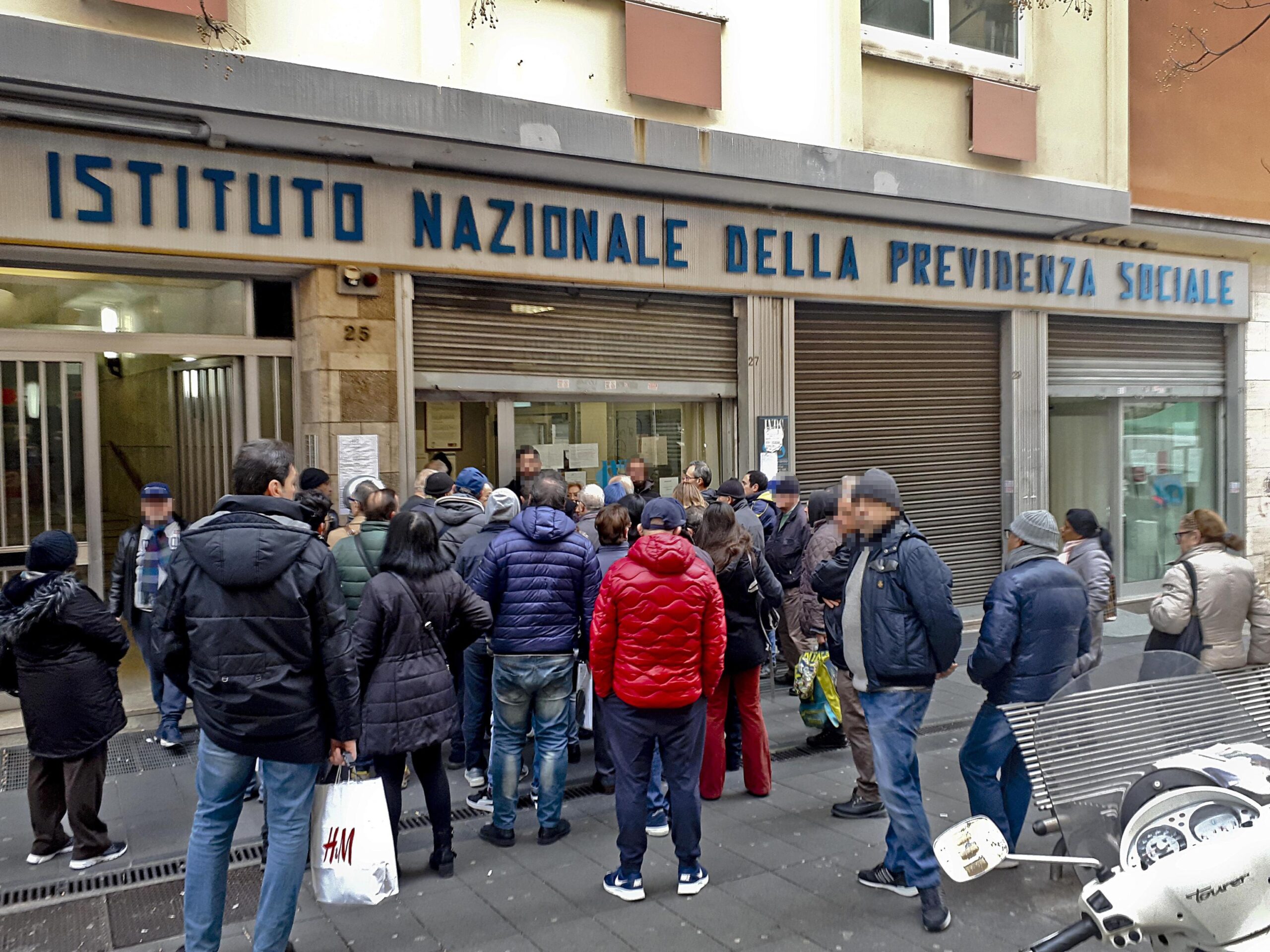 Fila all'estrno di uno degli sportelli INPS a Napoli tra le citta' con più richieste di domande di pensione anticipata con Quota 100, 8 febbraio 2019
ANSA / CIRO FUSCO
