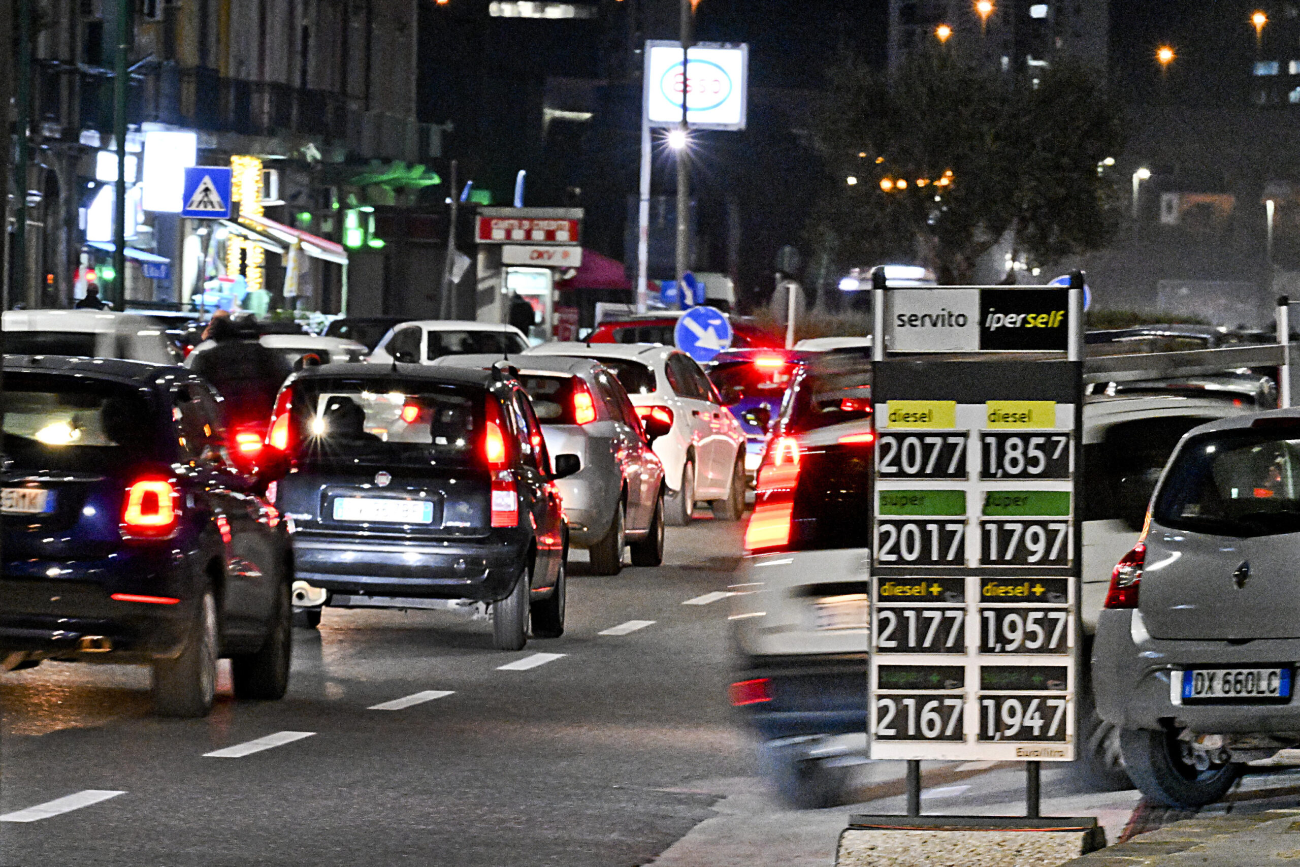 Un distributore in via Gianturco a Napoli espone i prezzi dei carburanti  dove si legge che un litro di benzina 'Servito' ha superato la soglia dei due euro, 11 gennaio 2023. ANSA / CIRO FUSCO