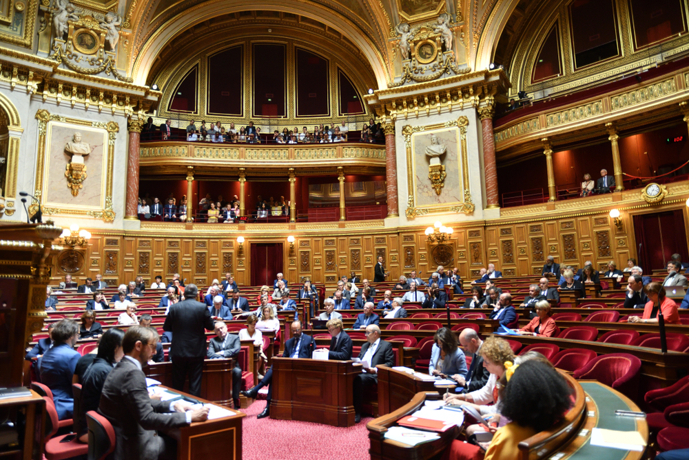 Francia, tensione alle stelle in Parlamento sulle pensioni